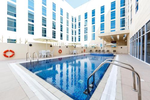 多哈教育城Premier Inn酒店内部或周边的泳池
