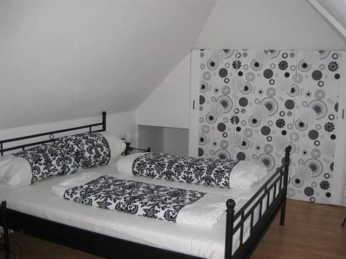 塔廷格Sonnenoase的卧室设有两张床,卧室设有壁板