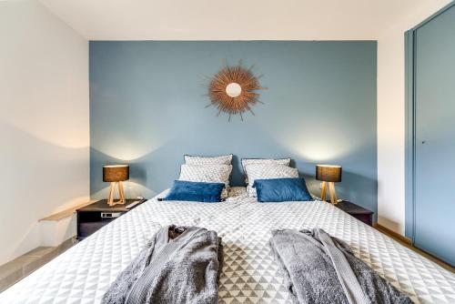 朗布依埃Le Coin de Marie à deux pas du centre ville的一间卧室配有一张带蓝色墙壁的大床
