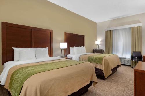 Comfort Inn & Suites Port Arthur-Port Neches客房内的一张或多张床位