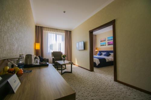 奥什Rayan Hotel的酒店客房设有一张床和一面大镜子