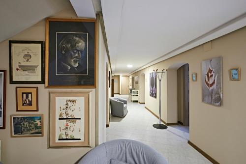 巴拉顿菲赖德Postel Hostel的墙上挂有画像和图片的走廊