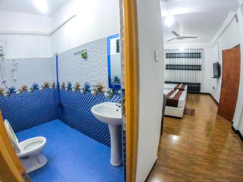波隆纳鲁沃Lion Resort的一间带卫生间和水槽的浴室
