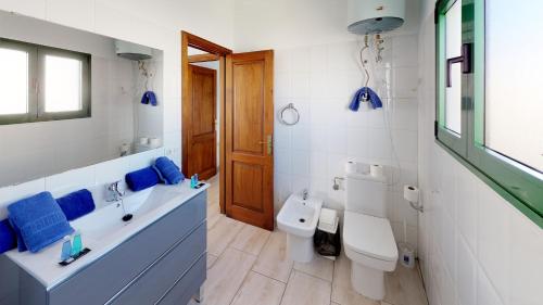 普拉亚布兰卡Blancazul Casa Domingo的浴室配有2个盥洗盆、卫生间和浴缸。