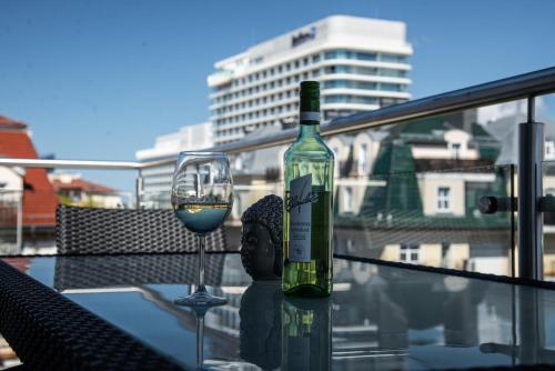 斯维诺乌伊希切波罗的海斯特拉公寓的一瓶葡萄酒和一张桌子上的一杯