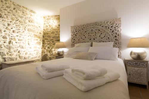 托罗埃利亚-德蒙特格里Can Martí Sistachrentals的卧室配有带毛巾的大型白色床