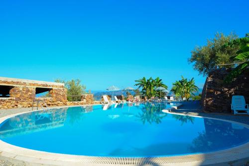 焦约萨马雷阿圣塔玛格丽特农庄的度假村内一个蓝色的大泳池