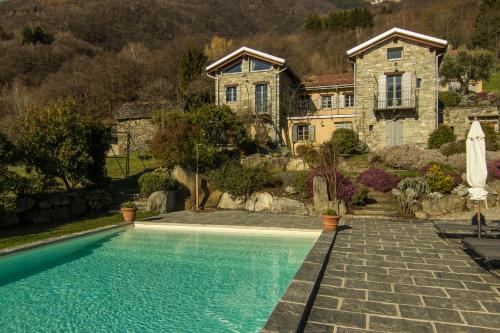 皮亚内洛德拉廖Agriturismo Treterre的房屋前有游泳池的房子