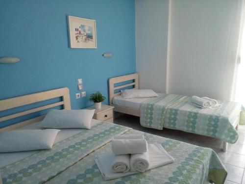 乐托卡亚ERIETTI STUDIO 3的蓝色墙壁客房的两张床
