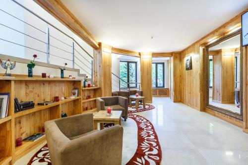亚列姆切Baron SPA Hotel - Museum Yaremche的大房间设有木墙和桌椅