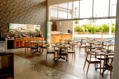 卢萨卡Le Elementos Boutique Hotel的一间带桌椅的餐厅和一间厨房