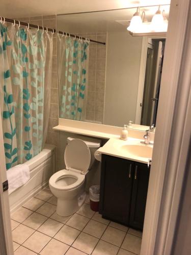 米西索加密西沙加装修公寓酒店的一间带卫生间和水槽的浴室