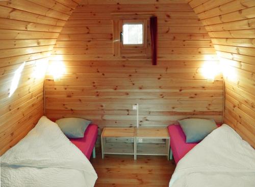 西塞河畔的舒齐La Rossignolerie - POD Cabanes des châteaux的小木屋内带两张床的房间