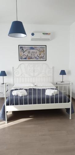 巴勒莫CASA FLORA的一间设有两盏灯的房间的一张白色床