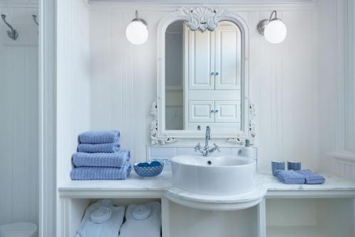 阿姆斯特丹翁德帕克住宿加早餐旅馆的白色的浴室设有水槽和镜子