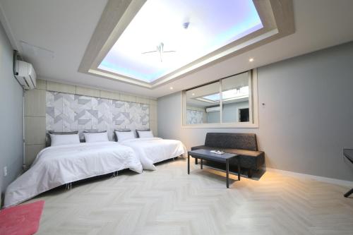 木浦市Eco Hotel的一间卧室设有两张床和天窗
