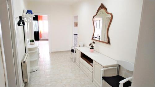 马斯诺MARILU SEAVIEW & BEACH - apartment的白色的浴室设有梳妆台和镜子