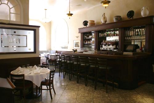 旧金山The Andrews Hotel的一间带桌椅的餐厅和一间酒吧