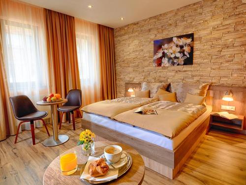 布拉迪斯拉发维克托酒店的酒店客房设有一张大床和一张桌子。