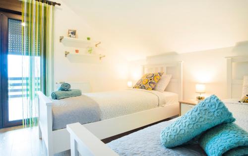 CetingradHoliday Home Dandelion with Hot Tub & Sauna的一间白色卧室,配有两张床和窗户