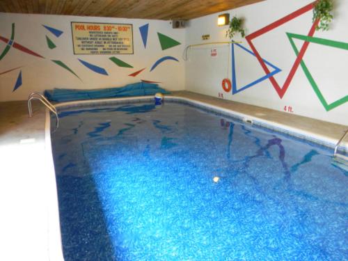 彭蒂克顿Beachside Motel的一座墙上画的建筑中的游泳池