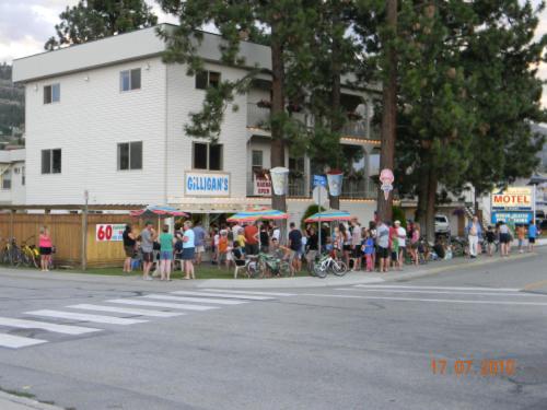 彭蒂克顿Beachside Motel的站在街道边的一群人