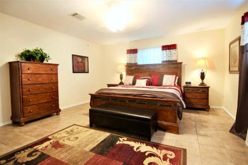 新布朗费尔斯Rose' River Retreat的一间卧室配有一张床、梳妆台和抽屉