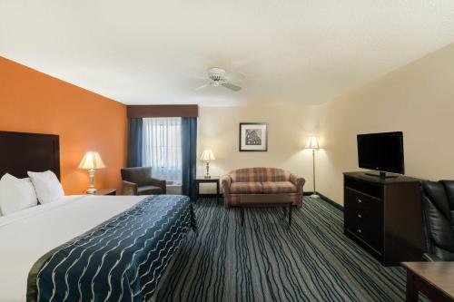 布伦特伍德纳什维尔/布伦特伍德贝蒙特旅馆套房酒店的配有一张床和一台平面电视的酒店客房