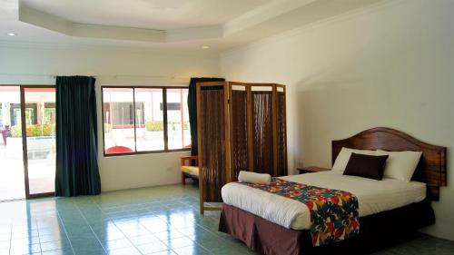 埃斯泰里略斯科斯塔帕斯菲卡酒店的一间卧室设有一张床和一个大窗户