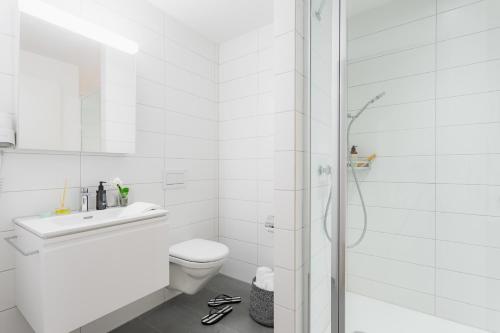 克洛滕Swiss Star Zurich Airport - Self Check-In的白色的浴室设有卫生间和淋浴。