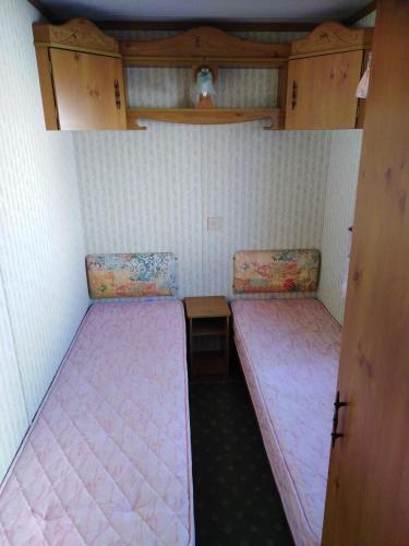 VrbovecVinařský mobilheim的小房间设有两张床和一张桌子