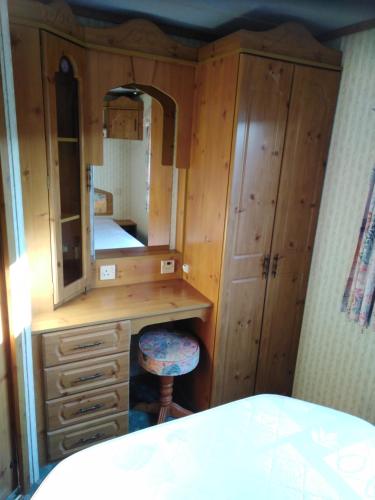 VrbovecVinařský mobilheim的卧室配有带镜子的木制梳妆台