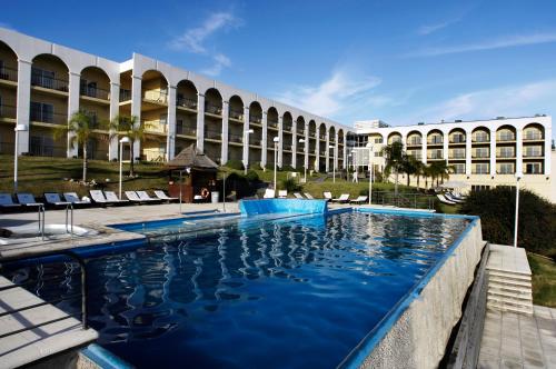 维多利亚Sol Victoria Hotel SPA & Casino的一座大建筑前的游泳池
