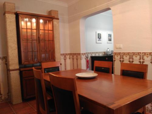 维塞乌Casa Viela的一间带木桌和椅子的用餐室