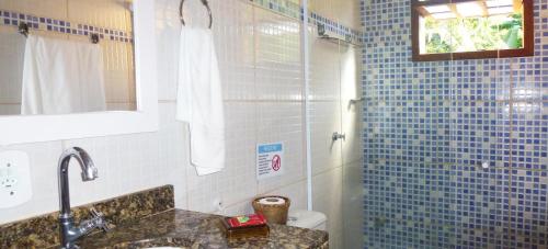 阿布拉奥霍里曾特多斯博尔巴斯酒店的浴室设有水槽和蓝色瓷砖淋浴。