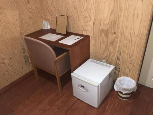 小樽Guesthouse Otaru Wanokaze single room / Vacation STAY 32196的办公室,办公桌,电脑和盒子