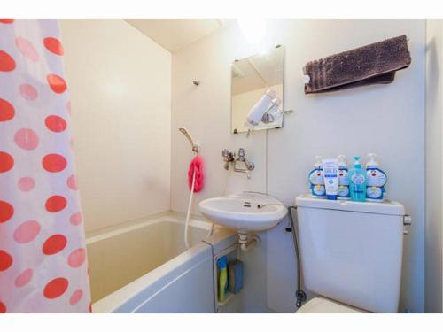 堺市Sora / Vacation STAY 1124的浴室配有盥洗盆、卫生间和浴缸。