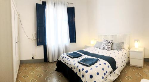 卡拉费尔Casita de Pescador的一间卧室配有一张带蓝色毛巾的床