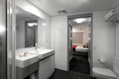 米切尔H公寓式酒店的一间浴室