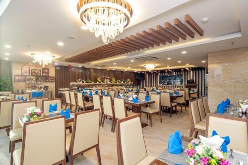 Mitisa Hotel Da Nang - Near Dragon Bridge餐厅或其他用餐的地方