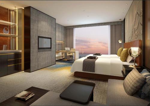 珠海珠海仁恒洲际酒店的酒店客房设有一张床和一个大窗户