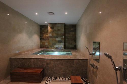 仰光85 SOHO Premium Residences的客房内的带按摩浴缸的浴室