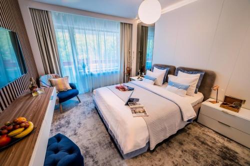 锡纳亚Hotel Sinaia的酒店客房设有一张大床和一张桌子。