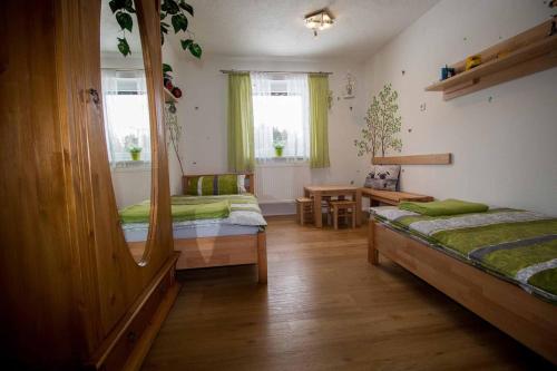 HohenauFerienwohnung Hopfinger的客房设有两张床、一张桌子和镜子