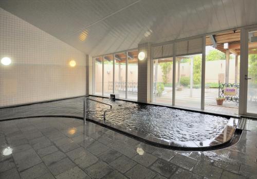 浜田市Kinta no sato的一座建筑物中央的游泳池