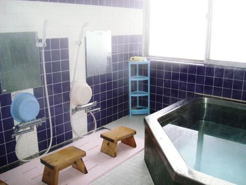 长野户隐康元林道民宿酒店的带浴缸、卫生间和盥洗盆的浴室