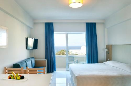 普罗塔拉斯Sunrise Oasis Hotel & Waterpark的酒店客房设有一张床,享有海景。