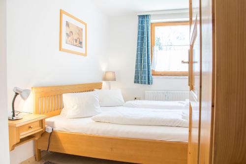 毛特恩多夫弗里奈姆施伊特酒店的一间卧室设有两张床和窗户。
