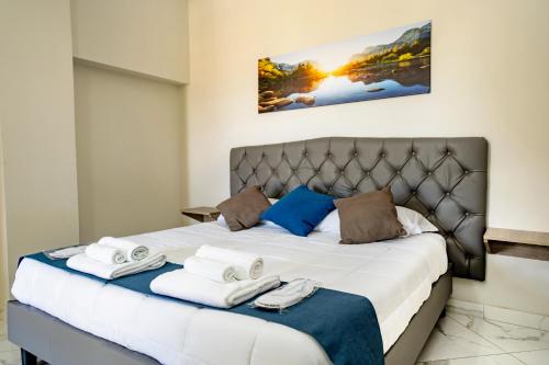 雷焦卡拉布里亚Il Falco的一间卧室配有一张大床和毛巾