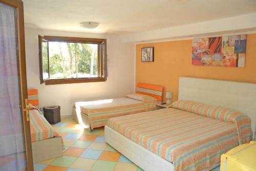 切萨雷奥港博尔戈康索尔住宿加早餐旅馆的一间卧室设有两张床和窗户。